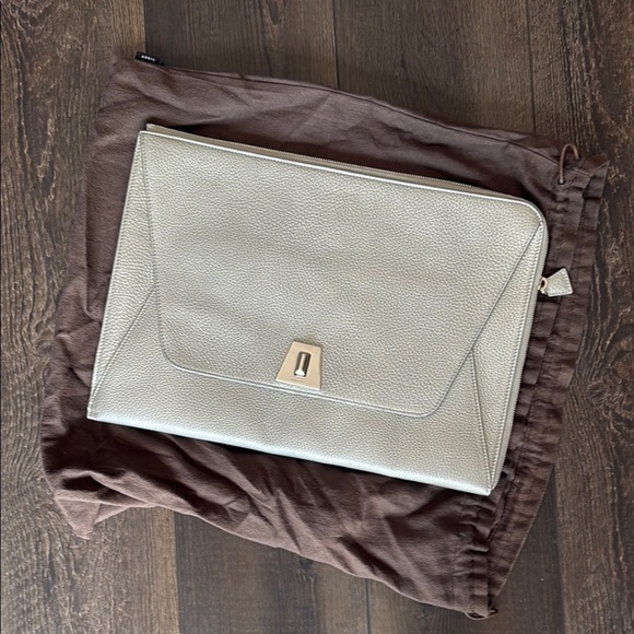 Akris Silver Gray Clutch with Sleek Minimalist Design - Picture 1 of 7